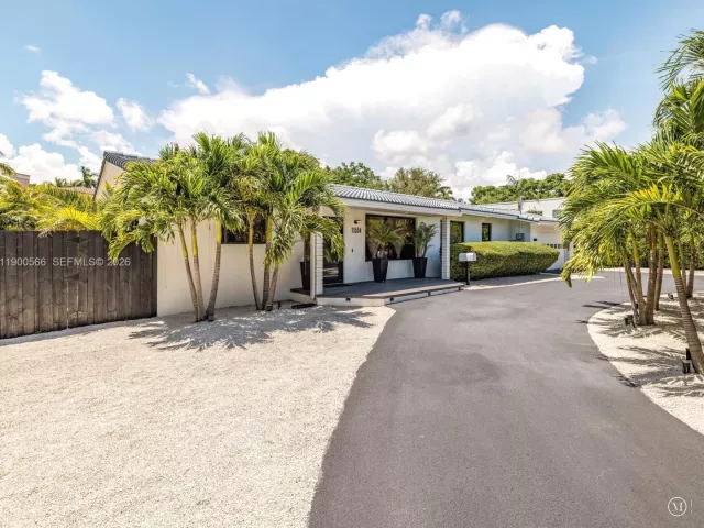 2-bedroom home for sale in Biscayne Park - 11504 NE 6th Ave - MondialRealty