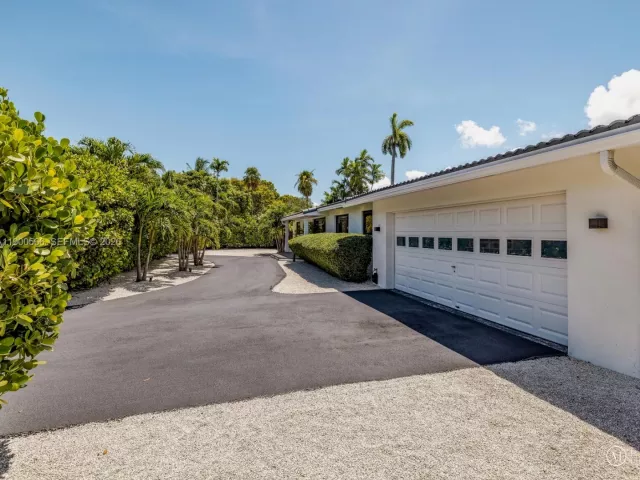 2-bedroom home for sale in Biscayne Park - 11504 NE 6th Ave - MondialRealty