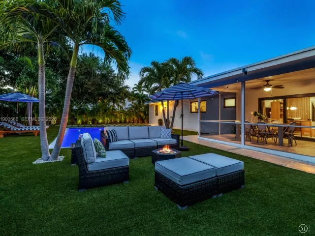 2-bedroom home for sale in Biscayne Park - 11504 NE 6th Ave - MondialRealty