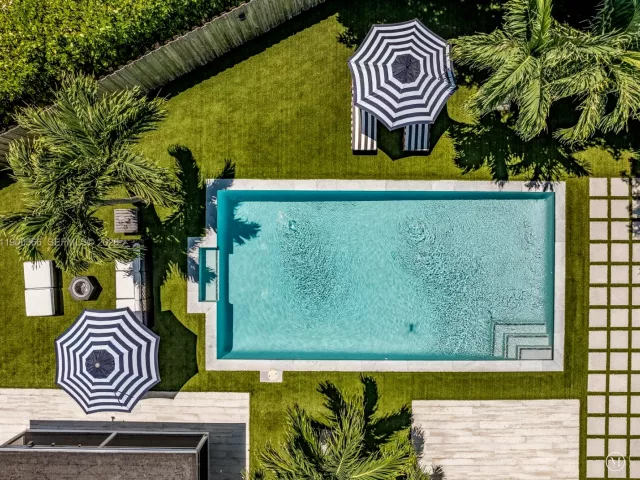 2-bedroom home for sale in Biscayne Park - 11504 NE 6th Ave - MondialRealty