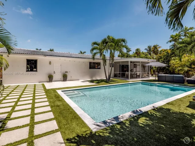 2-bedroom home for sale in Biscayne Park - 11504 NE 6th Ave - MondialRealty