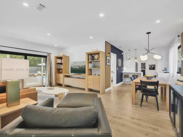 2-bedroom home for sale in Biscayne Park - 11504 NE 6th Ave - MondialRealty