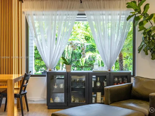 2-bedroom home for sale in Biscayne Park - 11504 NE 6th Ave - MondialRealty