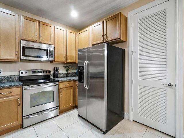 Home for rent at 111 SW 2nd Avenue - photo 6713073