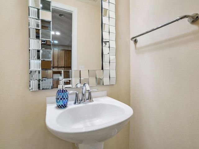 Home for rent at 111 SW 2nd Avenue - photo 6713074