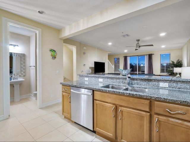 Home for rent at 111 SW 2nd Avenue - photo 6713076