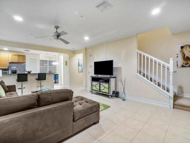 Home for rent at 111 SW 2nd Avenue - photo 6713079