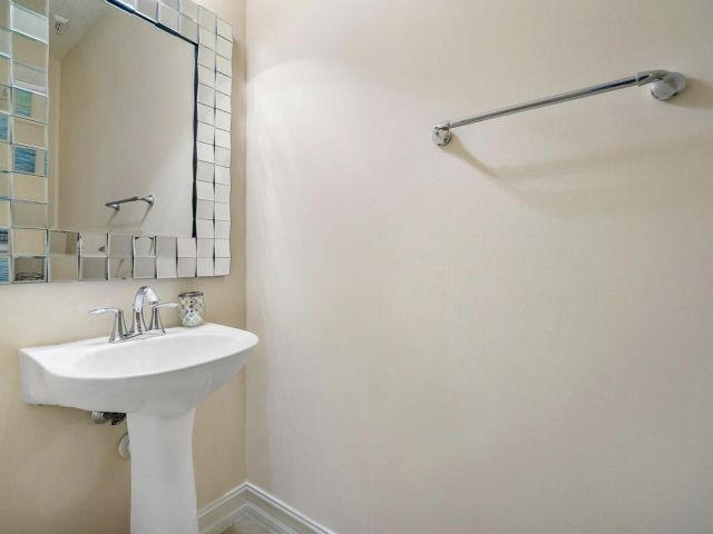 Home for rent at 111 SW 2nd Avenue - photo 6713081