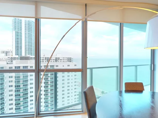 3-bedroom condo for rent in Hollywood - 3101 S Ocean Dr 1705 - MondialRealty