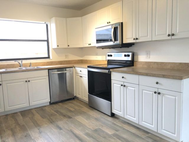 Home for rent at 43 SW 8th Avenue - photo 6707968