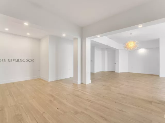4-bedroom condo for sale in Miami - 848 Brickell Key Dr 204 - MondialRealty