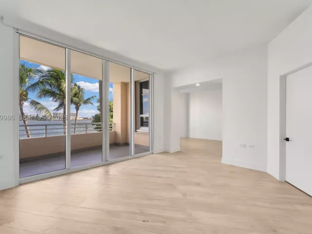 4-bedroom condo for sale in Miami - 848 Brickell Key Dr 204 - MondialRealty