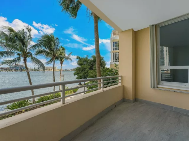 4-bedroom condo for sale in Miami - 848 Brickell Key Dr 204 - MondialRealty