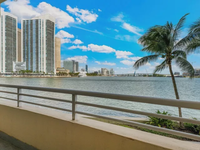 4-bedroom condo for sale in Miami - 848 Brickell Key Dr 204 - MondialRealty
