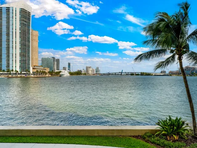 4-bedroom condo for sale in Miami - 848 Brickell Key Dr 204 - MondialRealty