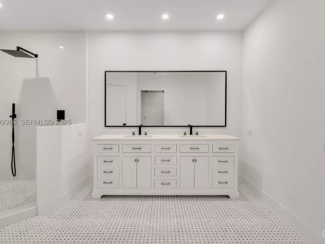 4-bedroom condo for sale in Miami - 848 Brickell Key Dr 204 - MondialRealty