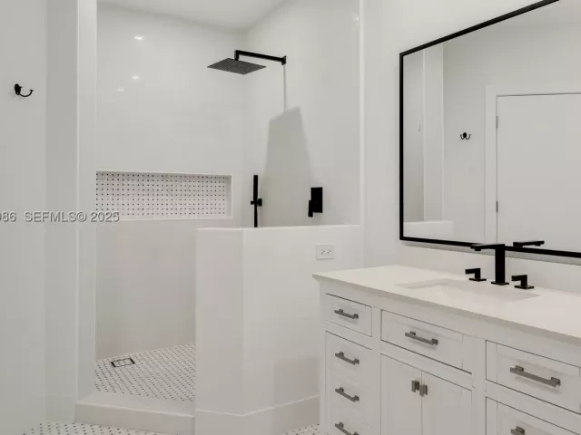 4-bedroom condo for sale in Miami - 848 Brickell Key Dr 204 - MondialRealty
