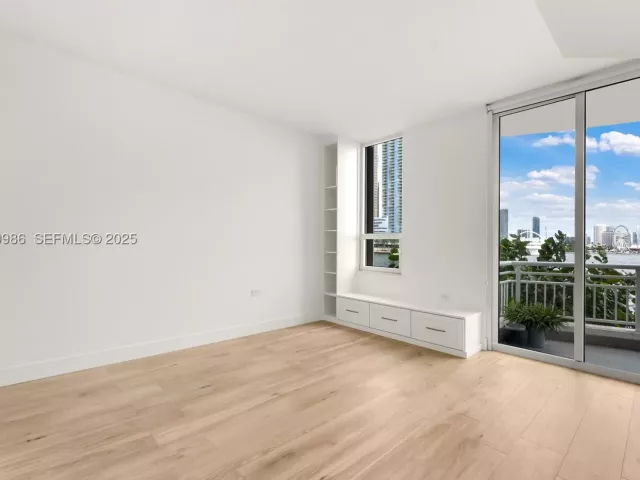 4-bedroom condo for sale in Miami - 848 Brickell Key Dr 204 - MondialRealty