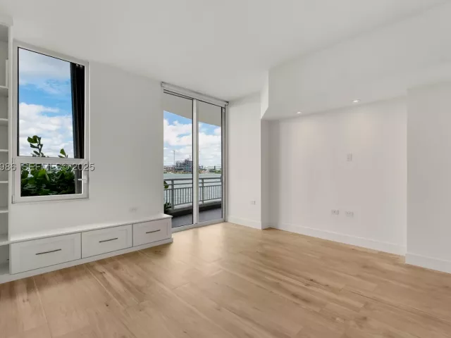 4-bedroom condo for sale in Miami - 848 Brickell Key Dr 204 - MondialRealty