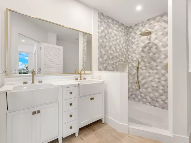 4-bedroom condo for sale in Miami - 848 Brickell Key Dr 204 - MondialRealty