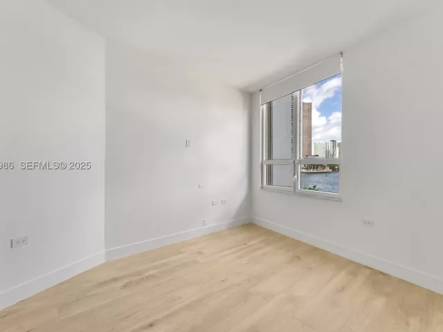 4-bedroom condo for sale in Miami - 848 Brickell Key Dr 204 - MondialRealty