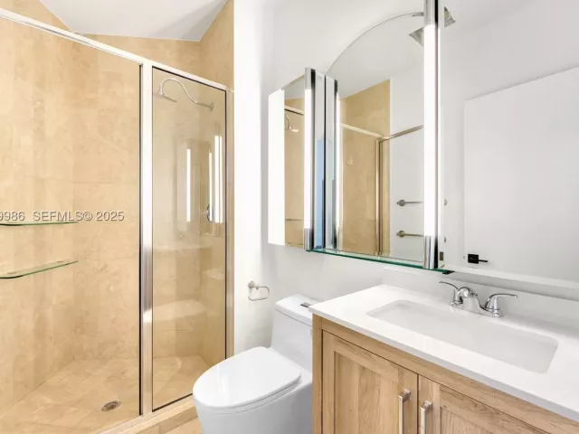4-bedroom condo for sale in Miami - 848 Brickell Key Dr 204 - MondialRealty