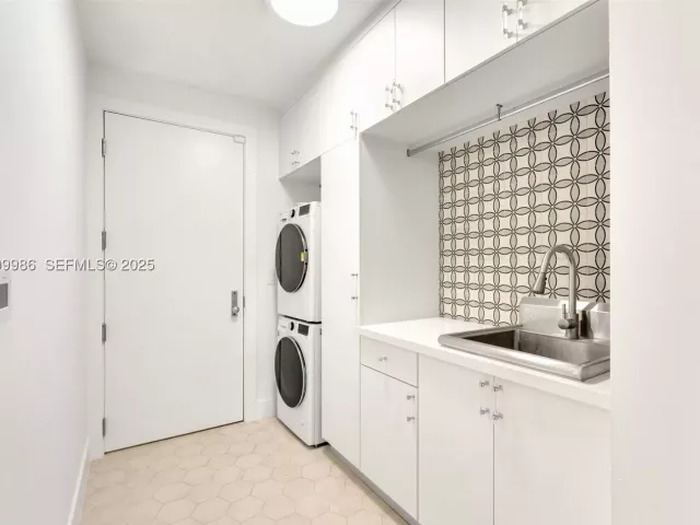 4-bedroom condo for sale in Miami - 848 Brickell Key Dr 204 - MondialRealty