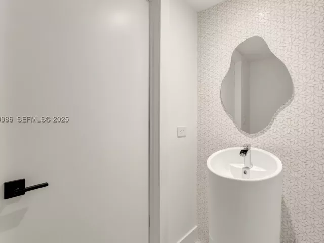 4-bedroom condo for sale in Miami - 848 Brickell Key Dr 204 - MondialRealty