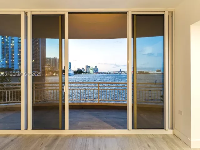 4-bedroom condo for sale in Miami - 848 Brickell Key Dr 204 - MondialRealty
