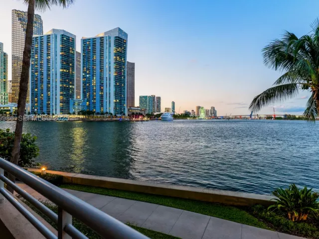 4-bedroom condo for sale in Miami - 848 Brickell Key Dr 204 - MondialRealty