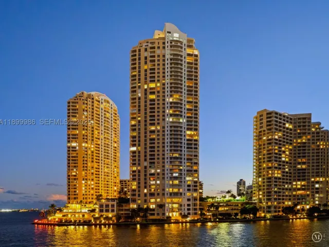 4-bedroom condo for sale in Miami - 848 Brickell Key Dr 204 - MondialRealty