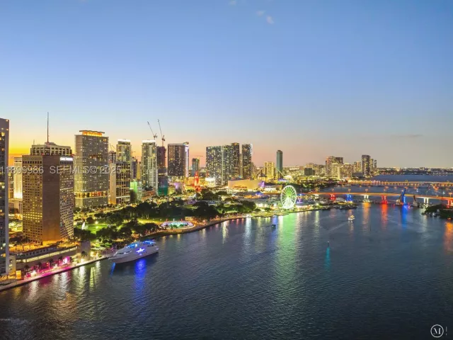 4-bedroom condo for sale in Miami - 848 Brickell Key Dr 204 - MondialRealty