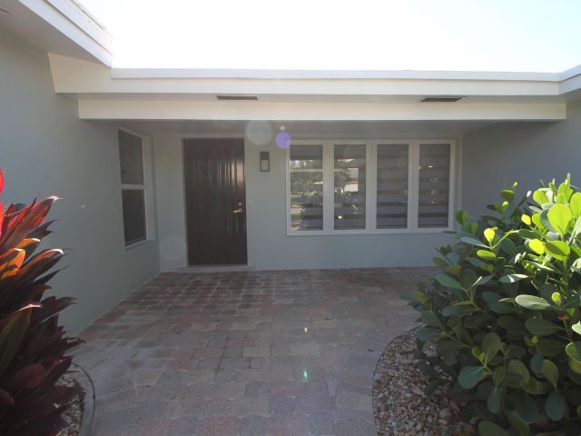 Home for rent at 2548 SE 14th Street E 2548 Se 14th St - photo 6697023