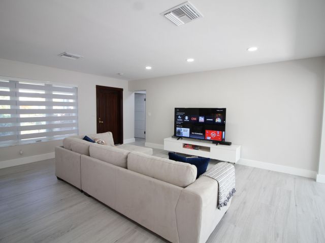 Home for rent at 2548 SE 14th Street E 2548 Se 14th St - photo 6697033