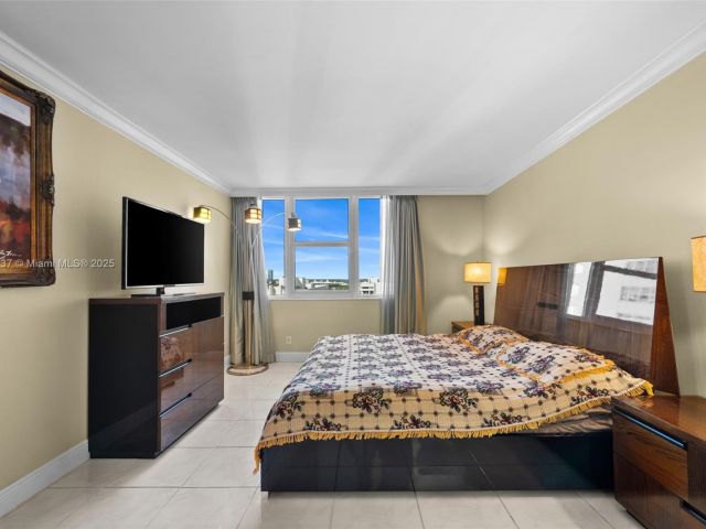 1-bedroom condo for sale in Hallandale Beach - 2030 S Ocean Dr 1701 - MondialRealty