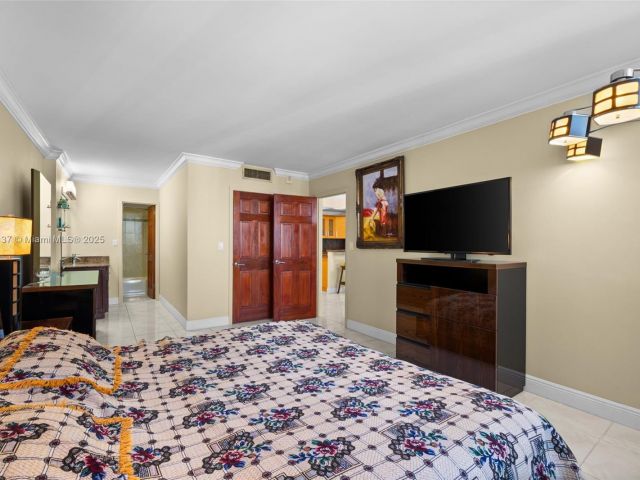 1-bedroom condo for sale in Hallandale Beach - 2030 S Ocean Dr 1701 - MondialRealty