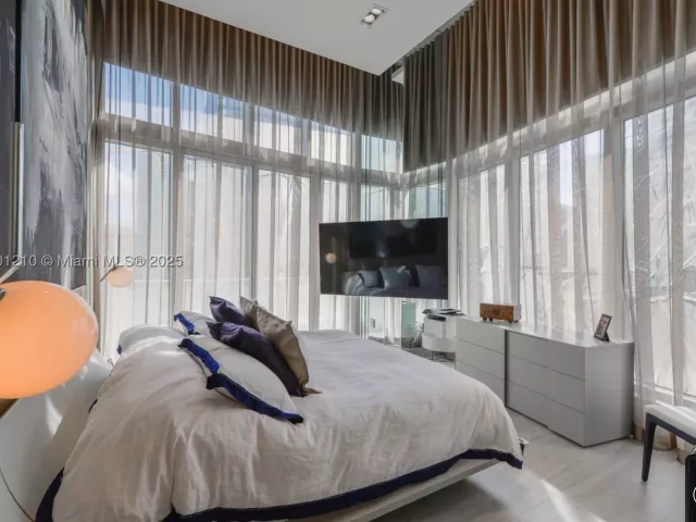 2-bedroom condo for sale in Miami - 495 Brickell Ave 2211 - MondialRealty