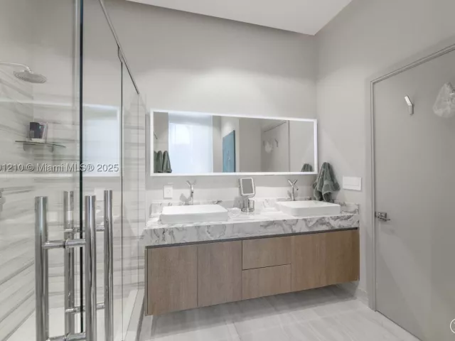 2-bedroom condo for sale in Miami - 495 Brickell Ave 2211 - MondialRealty