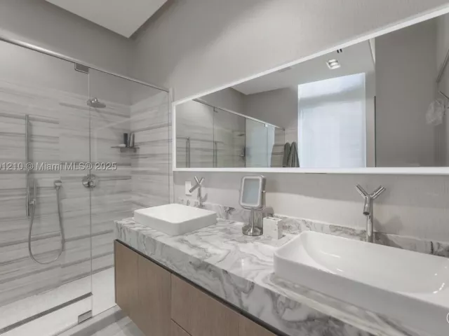 2-bedroom condo for sale in Miami - 495 Brickell Ave 2211 - MondialRealty