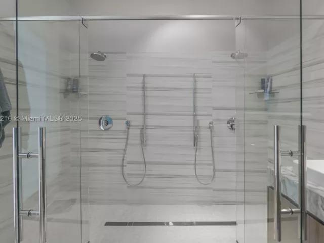 2-bedroom condo for sale in Miami - 495 Brickell Ave 2211 - MondialRealty