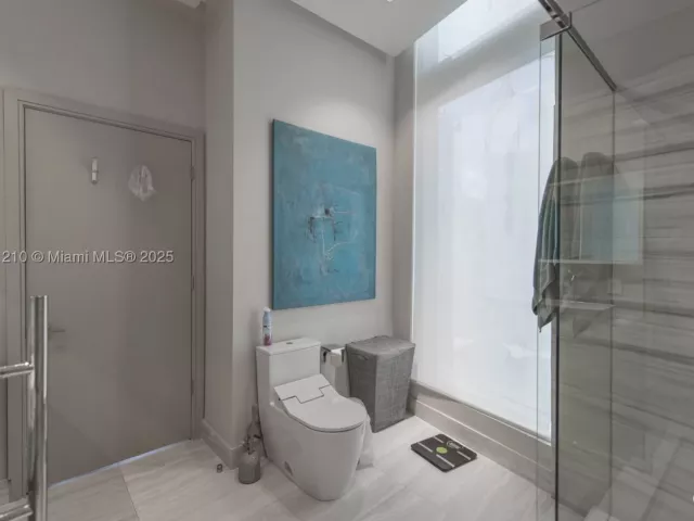 2-bedroom condo for sale in Miami - 495 Brickell Ave 2211 - MondialRealty