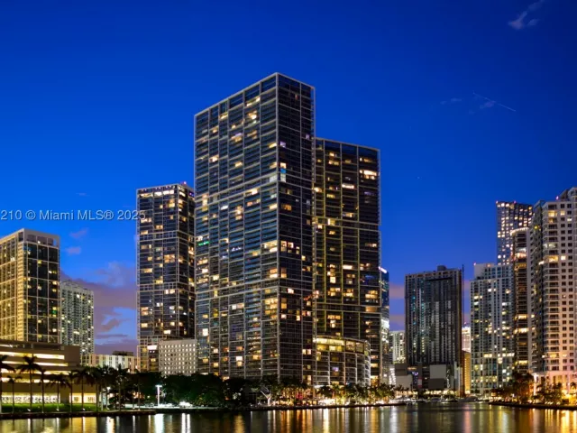 2-bedroom condo for sale in Miami - 495 Brickell Ave 2211 - MondialRealty