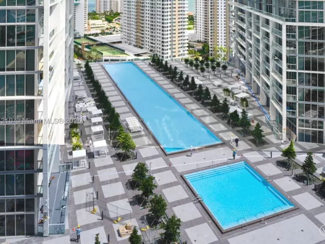 2-bedroom condo for sale in Miami - 495 Brickell Ave 2211 - MondialRealty