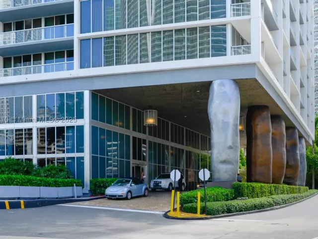 2-bedroom condo for sale in Miami - 495 Brickell Ave 2211 - MondialRealty
