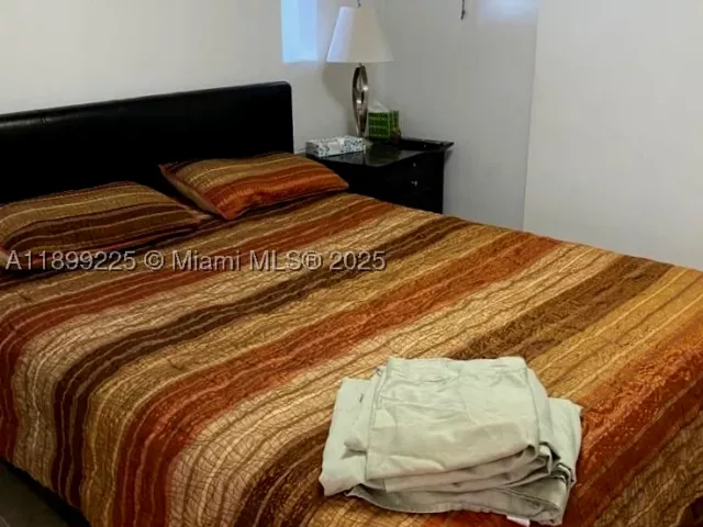 1-bedroom condo for rent in Miami Beach - 5401 Collins Ave 729 - MondialRealty