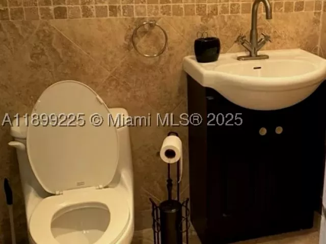 1-bedroom condo for rent in Miami Beach - 5401 Collins Ave 729 - MondialRealty