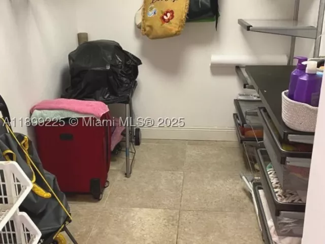 1-bedroom condo for rent in Miami Beach - 5401 Collins Ave 729 - MondialRealty