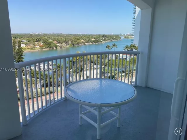 1-bedroom condo for rent in Miami Beach - 5401 Collins Ave 729 - MondialRealty