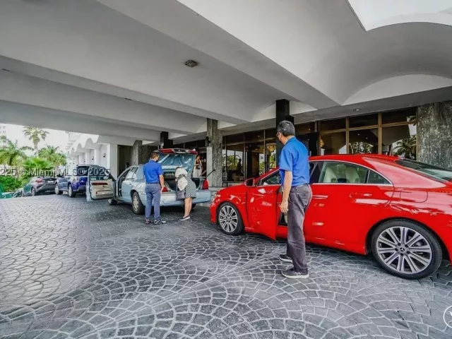 1-bedroom condo for rent in Miami Beach - 5401 Collins Ave 729 - MondialRealty