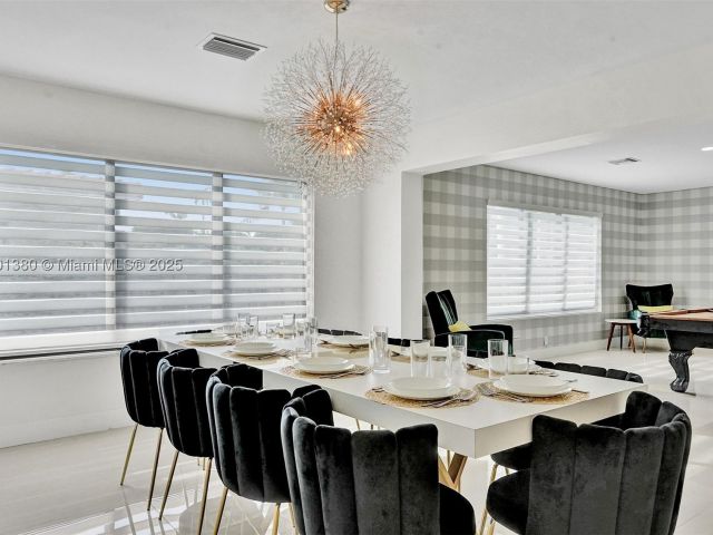 7-bedroom home for sale in Hollywood - 1141 N Northlake Dr - MondialRealty